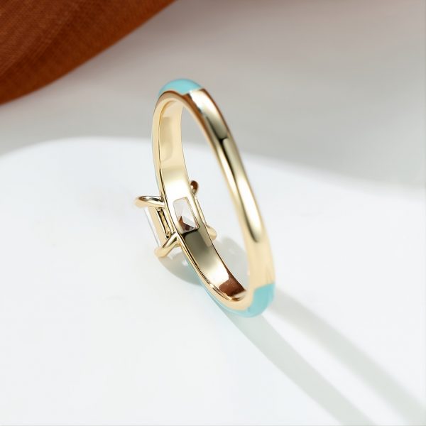 خاتم نسائي أنيق بزركون أزرق بتصميم عتيق وإطار ذهبي