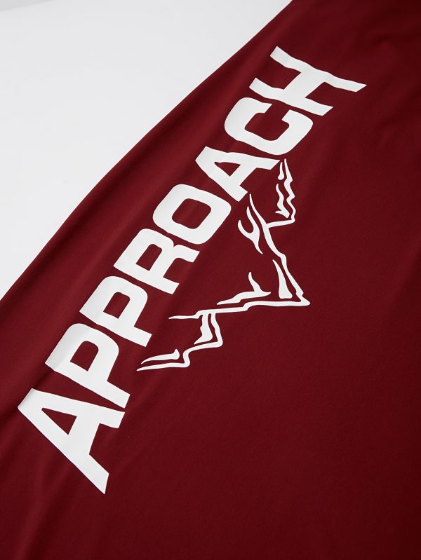 فستان تي شيرت ضيق للسيدات باللون العنابي مع لون رئيسي عنابي + زخرفة متباينة باللونين الأسود والأبيض، متطابق مع حروف "APPROACH" وطبعات جبلية، مليء بنمط الشارع