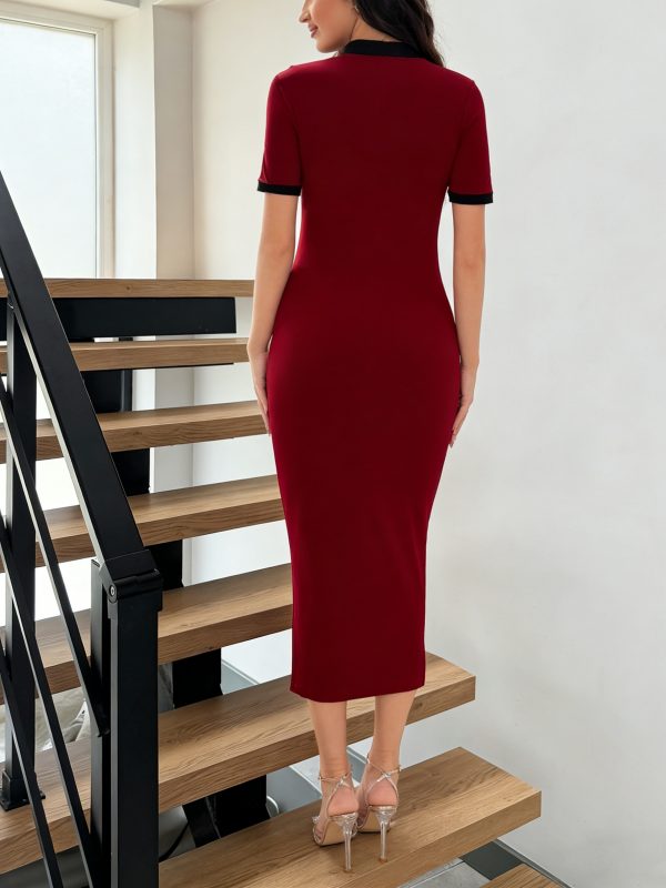 فستان تي شيرت ضيق للسيدات باللون العنابي مع لون رئيسي عنابي + زخرفة متباينة باللونين الأسود والأبيض، متطابق مع حروف "APPROACH" وطبعات جبلية، مليء بنمط الشارع