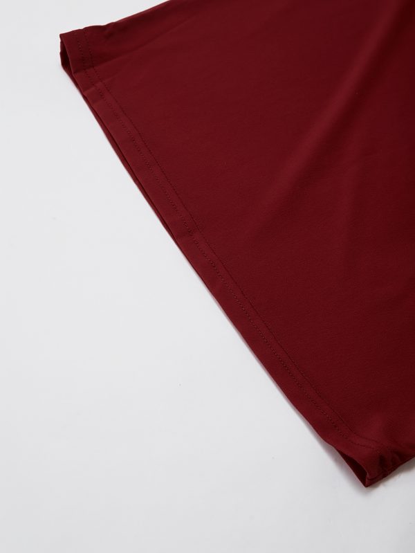 فستان تي شيرت ضيق للسيدات باللون العنابي مع لون رئيسي عنابي + زخرفة متباينة باللونين الأسود والأبيض، متطابق مع حروف "APPROACH" وطبعات جبلية، مليء بنمط الشارع