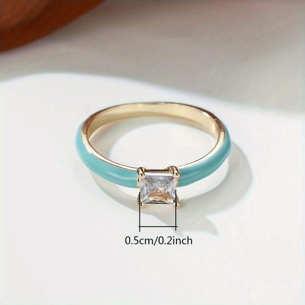 خاتم نسائي أنيق بزركون أزرق بتصميم عتيق وإطار ذهبي