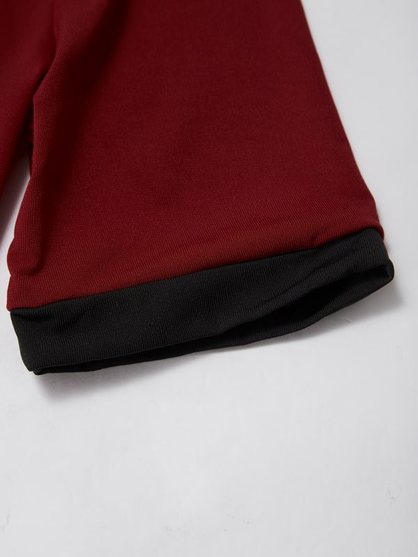 فستان تي شيرت ضيق للسيدات باللون العنابي مع لون رئيسي عنابي + زخرفة متباينة باللونين الأسود والأبيض، متطابق مع حروف "APPROACH" وطبعات جبلية، مليء بنمط الشارع