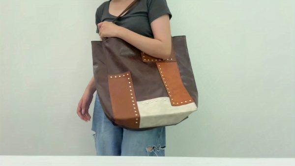 حقيبة كتف مرقّعة بحجم كبير