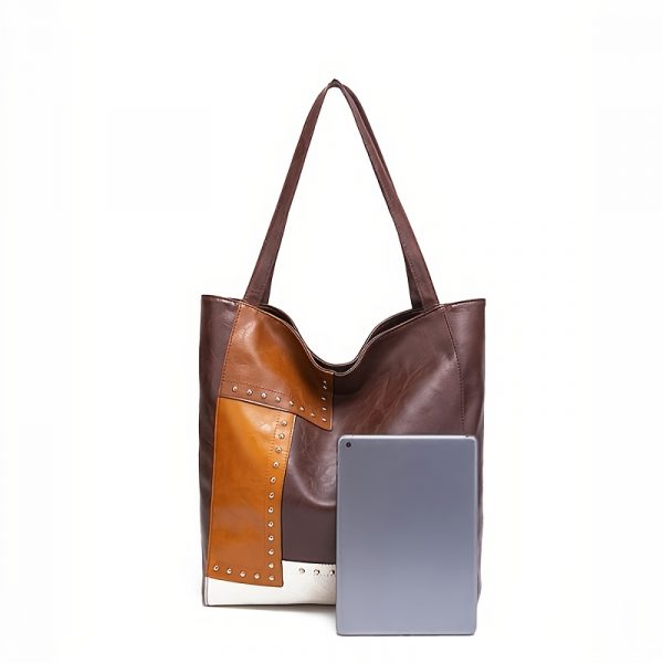 حقيبة كتف مرقّعة بحجم كبير