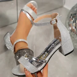 صنادل نسائية موضة صيف 2025 جديدة مثيرة بكعب متوسط ​​متوسط ​​صنادل خارجية أنيقة غير رسمية أحذية زفاف مريحة للنساء