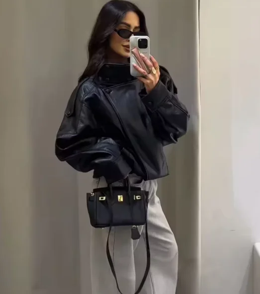 سترة نسائية لخريف 2025 جديدة باللون الأسود بأكمام طويلة من الجلد الصناعي بتصميم دراجة نارية