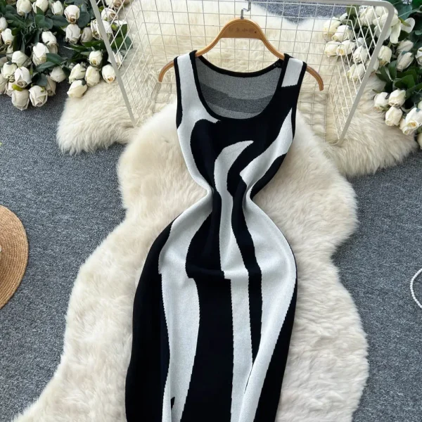 فستان محبوك صيفي جديد للسيدات موضة 2026 بدون أكمام ورقبة دائرية فستان ضيق غير منتظم مخطط عالي الخصر بدون أكمام