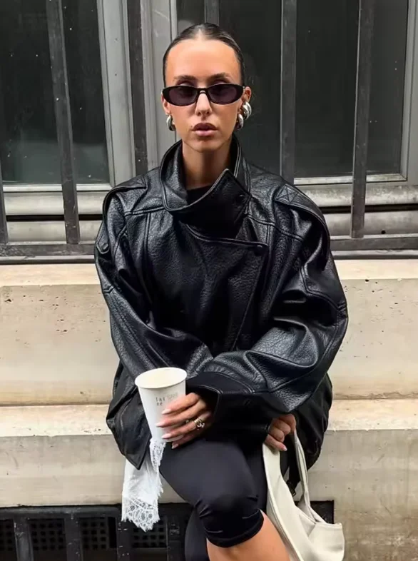 سترة نسائية لخريف 2025 جديدة باللون الأسود بأكمام طويلة من الجلد الصناعي بتصميم دراجة نارية