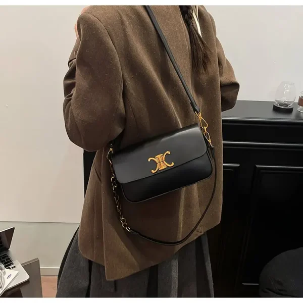 حقيبة كتف مكعبة الشكل، مربعة الشكل مدمجة مع سلسلة مصقولة، تصميم متعدد الاستخدامات للحمل في اتجاهين، مظهر جديد لعام 2026