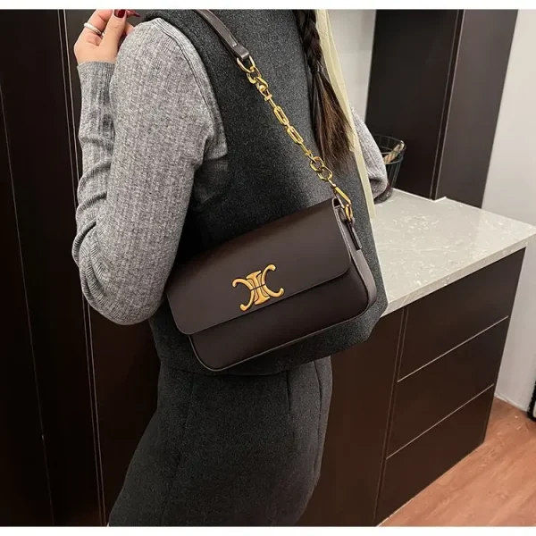 حقيبة كتف مكعبة الشكل، مربعة الشكل مدمجة مع سلسلة مصقولة، تصميم متعدد الاستخدامات للحمل في اتجاهين، مظهر جديد لعام 2026