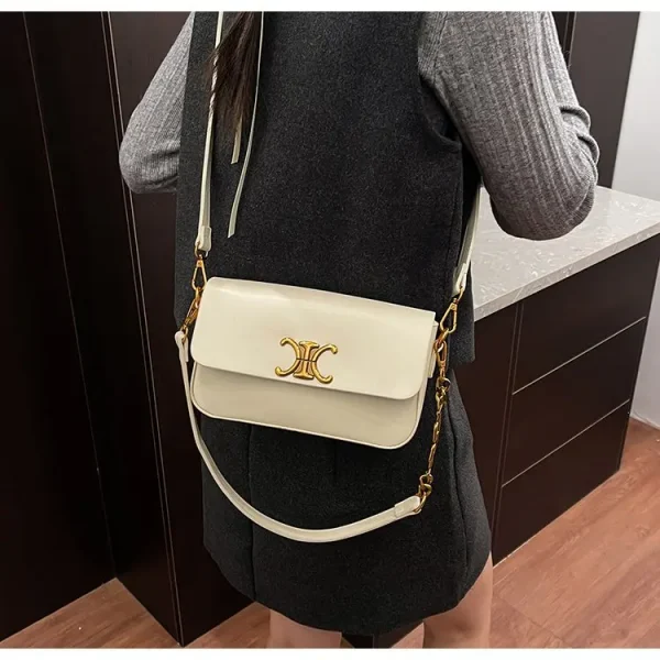 حقيبة كتف مكعبة الشكل، مربعة الشكل مدمجة مع سلسلة مصقولة، تصميم متعدد الاستخدامات للحمل في اتجاهين، مظهر جديد لعام 2026