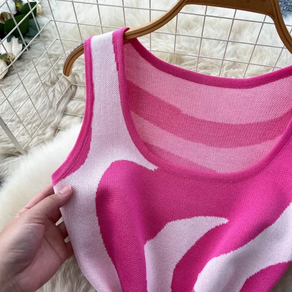 فستان محبوك صيفي جديد للسيدات موضة 2026 بدون أكمام ورقبة دائرية فستان ضيق غير منتظم مخطط عالي الخصر بدون أكمام