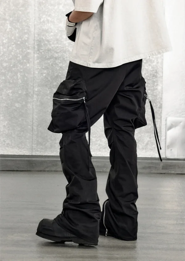 Mauroicardi ربيع الخريف السراويل البضائع السوداء الرائعة للرجال مع جيوب كبيرة طويلة زيبر الفاخرة مصمم الملابس السراويل موضة 2023