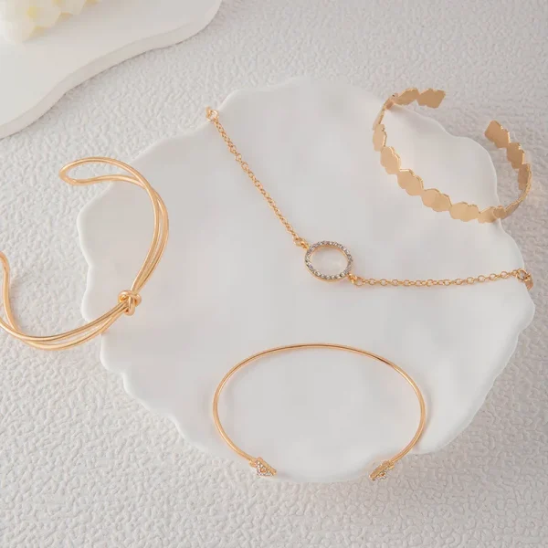 طقم أساور ذهبية اللون على شكل حرف C عتيق بسيط من المعدن مع فتحة قابلة للتعديل للنساء 2024 مجوهرات عصرية عالية الجودة هدايا