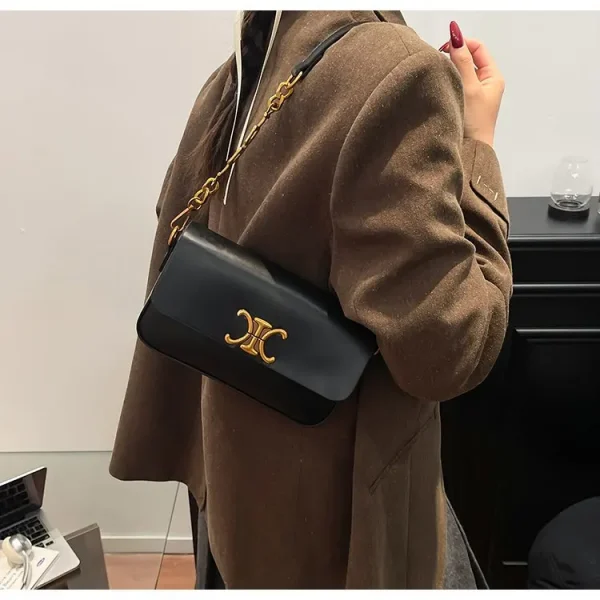 حقيبة كتف مكعبة الشكل، مربعة الشكل مدمجة مع سلسلة مصقولة، تصميم متعدد الاستخدامات للحمل في اتجاهين، مظهر جديد لعام 2026