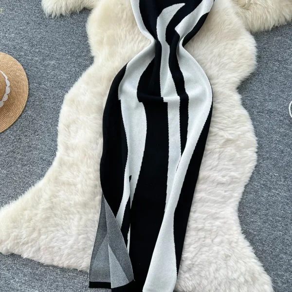 فستان محبوك صيفي جديد للسيدات موضة 2026 بدون أكمام ورقبة دائرية فستان ضيق غير منتظم مخطط عالي الخصر بدون أكمام