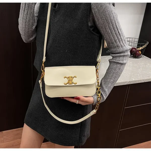 حقيبة كتف مكعبة الشكل، مربعة الشكل مدمجة مع سلسلة مصقولة، تصميم متعدد الاستخدامات للحمل في اتجاهين، مظهر جديد لعام 2026