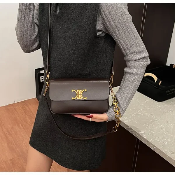 حقيبة كتف مكعبة الشكل، مربعة الشكل مدمجة مع سلسلة مصقولة، تصميم متعدد الاستخدامات للحمل في اتجاهين، مظهر جديد لعام 2026