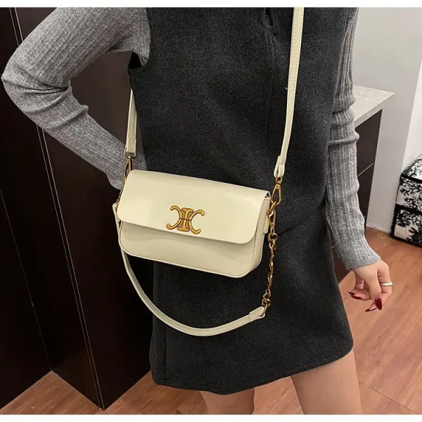 حقيبة كتف مكعبة الشكل، مربعة الشكل مدمجة مع سلسلة مصقولة، تصميم متعدد الاستخدامات للحمل في اتجاهين، مظهر جديد لعام 2026