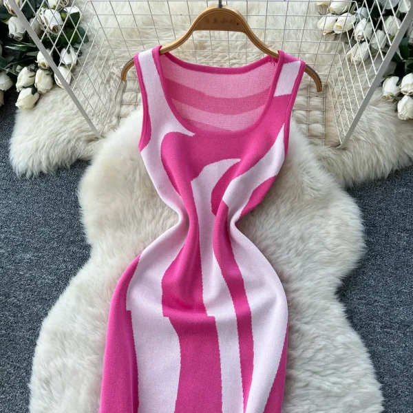 فستان محبوك صيفي جديد للسيدات موضة 2026 بدون أكمام ورقبة دائرية فستان ضيق غير منتظم مخطط عالي الخصر بدون أكمام