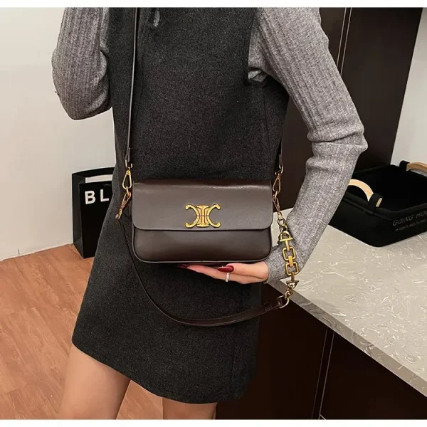 حقيبة كتف مكعبة الشكل، مربعة الشكل مدمجة مع سلسلة مصقولة، تصميم متعدد الاستخدامات للحمل في اتجاهين، مظهر جديد لعام 2026