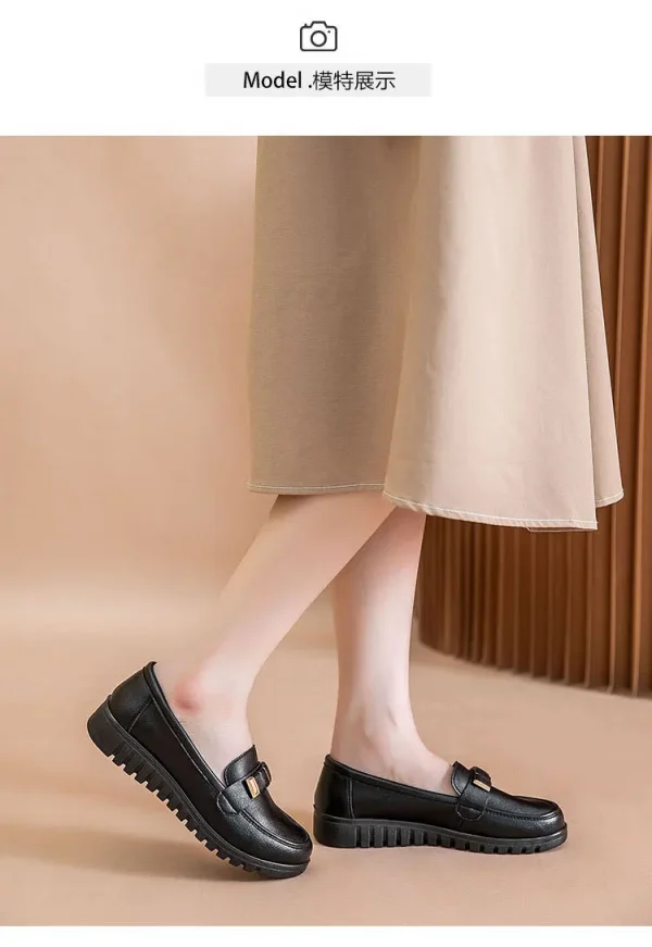 أحذية نسائية مسطحة من الجلد من الألياف الدقيقة باللون الأحمر النبيذي أحذية بدون كعب للنساء لفصل الربيع أحذية بدون كعب للأمهات المسنات أحذية مسطحة مقاس كبير 42