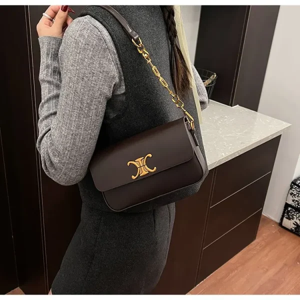 حقيبة كتف مكعبة الشكل، مربعة الشكل مدمجة مع سلسلة مصقولة، تصميم متعدد الاستخدامات للحمل في اتجاهين، مظهر جديد لعام 2026