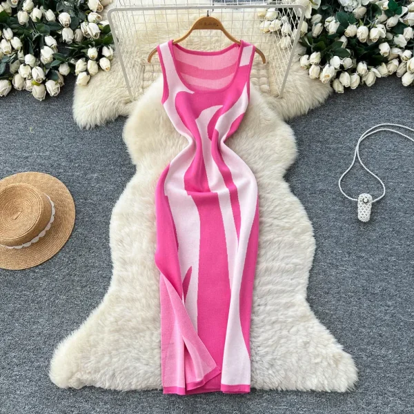 فستان محبوك صيفي جديد للسيدات موضة 2026 بدون أكمام ورقبة دائرية فستان ضيق غير منتظم مخطط عالي الخصر بدون أكمام