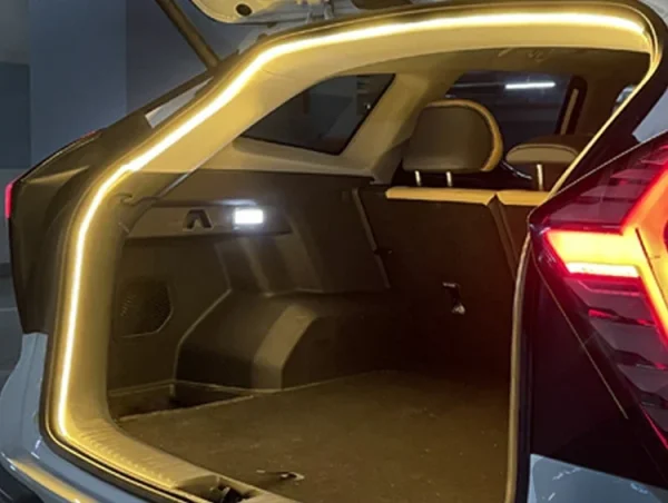 إضاءة صندوق السيارة عالية السطوع، الإضاءة المحيطة، الديكور الداخلي، أسلاك LED، شريط إضاءة الباب الخلفي بدون مستشعر تلقائي