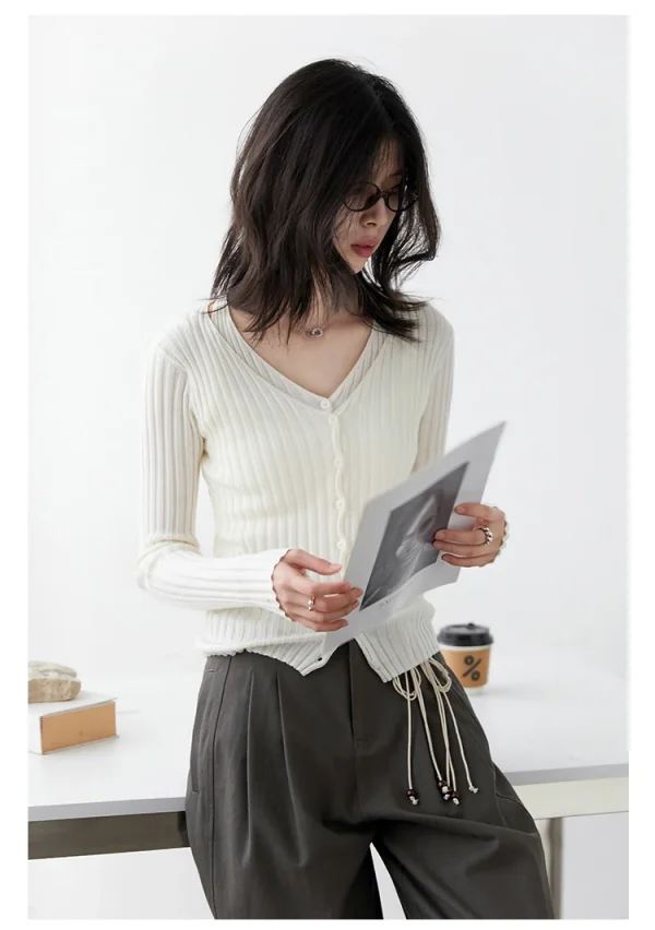 شيك فين سترة نسائية عصرية ريترو جديدة بياقة على شكل حرف v سترة محبوكة مخططة بقصة ضيقة وأكمام طويلة سترة نسائية لربيع وخريف 2025