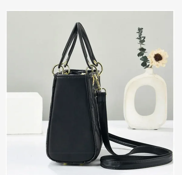 حقائب كتف نسائية جديدة لعام 2025 حقائب كتف نسائية فاخرة ذات تصميم كبير حقيبة كروس عصرية ذات سعة كبيرة