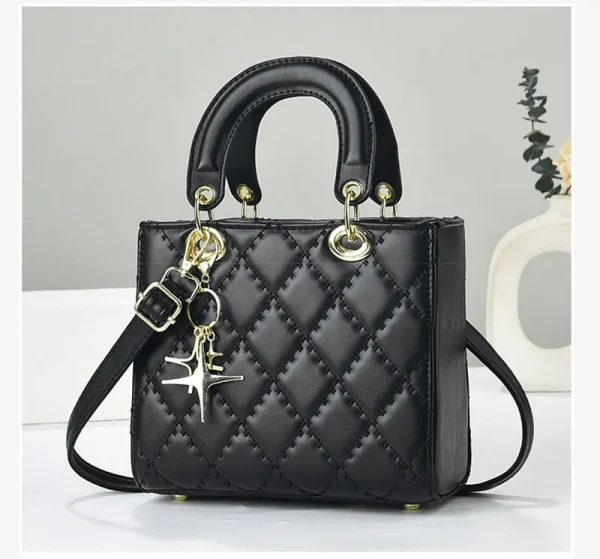 حقائب كتف نسائية جديدة لعام 2025 حقائب كتف نسائية فاخرة ذات تصميم كبير حقيبة كروس عصرية ذات سعة كبيرة