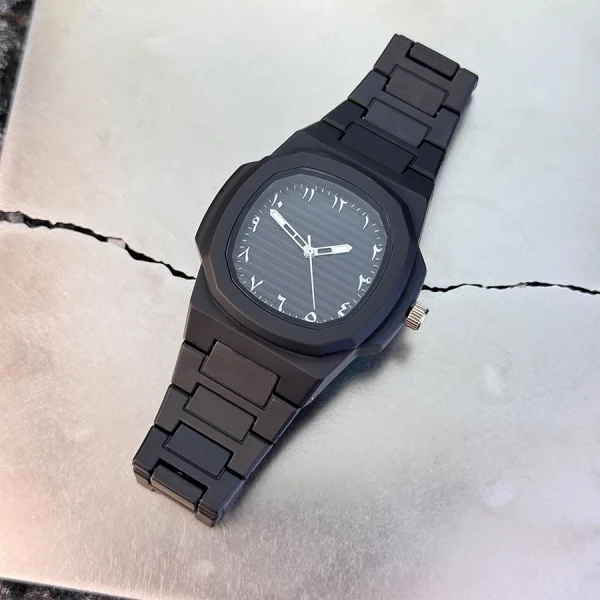 ساعة كوارتز كلاسيكية للرجال، سوار من البلاستيك الناعم، أرقام عربية، قرص عمل كاجوال، أداة إزالة متضمنة