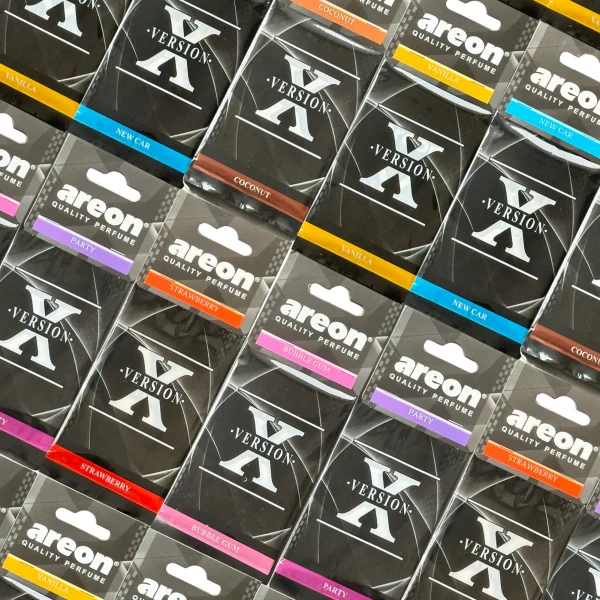 معطرات هواء السيارة عالية الجودة [الشكل X]، والتي يمكن استخدامها كزينة لمرايا الرؤية الخلفية للسيارة، متوفرة في مجموعات