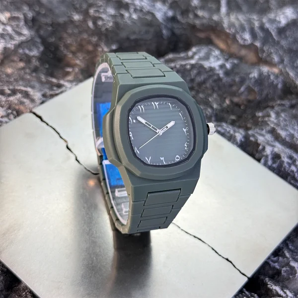 ساعة كوارتز كلاسيكية للرجال، سوار من البلاستيك الناعم، أرقام عربية، قرص عمل كاجوال، أداة إزالة متضمنة