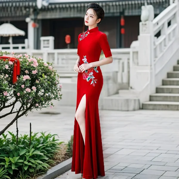 تشيباو صيني أنيق مطرّز بشقّ بتصميم نحيف للحفلات والعروض