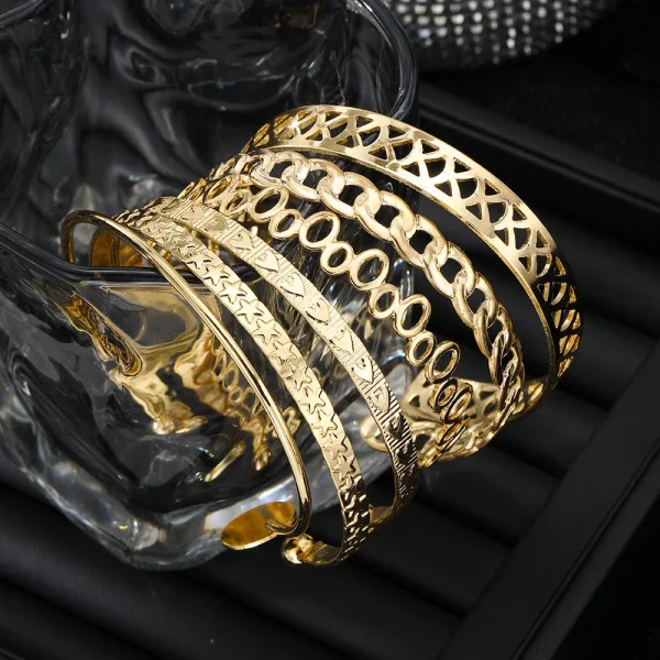 طقم أساور ذهبية اللون على شكل حرف C عتيق بسيط من المعدن مع فتحة قابلة للتعديل للنساء 2024 مجوهرات عصرية عالية الجودة هدايا