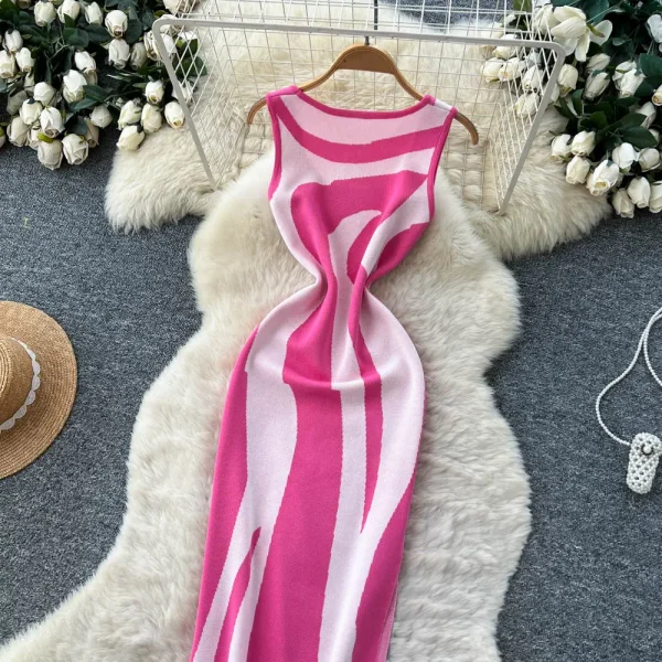 فستان محبوك صيفي جديد للسيدات موضة 2026 بدون أكمام ورقبة دائرية فستان ضيق غير منتظم مخطط عالي الخصر بدون أكمام