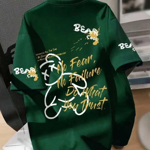 تي شيرت رجالي صيفي بفتحة رقبة دائرية يسمح بالتهوية مع نمط طباعة الدب الكرتوني مناسب لتقديمه كهدية للأصدقاء يوميًا وفي عطلة نهاية الأسبوع