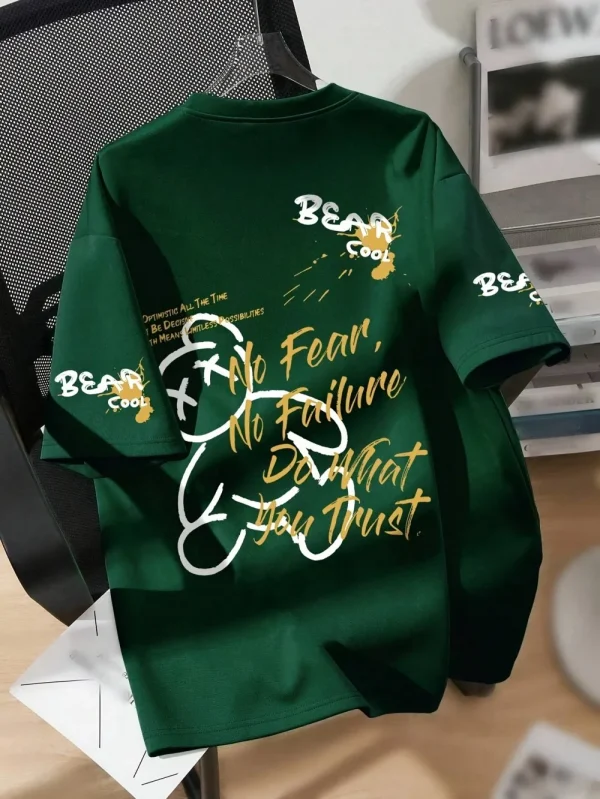 تي شيرت رجالي صيفي بفتحة رقبة دائرية يسمح بالتهوية مع نمط طباعة الدب الكرتوني مناسب لتقديمه كهدية للأصدقاء يوميًا وفي عطلة نهاية الأسبوع