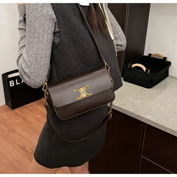 حقيبة كتف مكعبة الشكل، مربعة الشكل مدمجة مع سلسلة مصقولة، تصميم متعدد الاستخدامات للحمل في اتجاهين، مظهر جديد لعام 2026