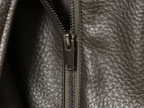 سترة نسائية لخريف 2025 جديدة باللون الأسود بأكمام طويلة من الجلد الصناعي بتصميم دراجة نارية