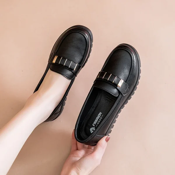 أحذية نسائية مسطحة من الجلد من الألياف الدقيقة باللون الأحمر النبيذي أحذية بدون كعب للنساء لفصل الربيع أحذية بدون كعب للأمهات المسنات أحذية مسطحة مقاس كبير 42