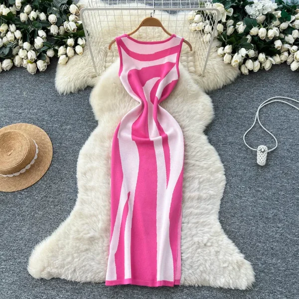 فستان محبوك صيفي جديد للسيدات موضة 2026 بدون أكمام ورقبة دائرية فستان ضيق غير منتظم مخطط عالي الخصر بدون أكمام