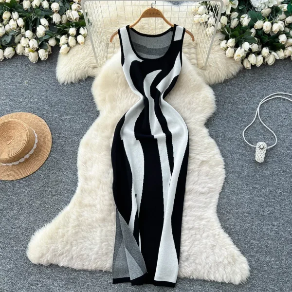 فستان محبوك صيفي جديد للسيدات موضة 2026 بدون أكمام ورقبة دائرية فستان ضيق غير منتظم مخطط عالي الخصر بدون أكمام