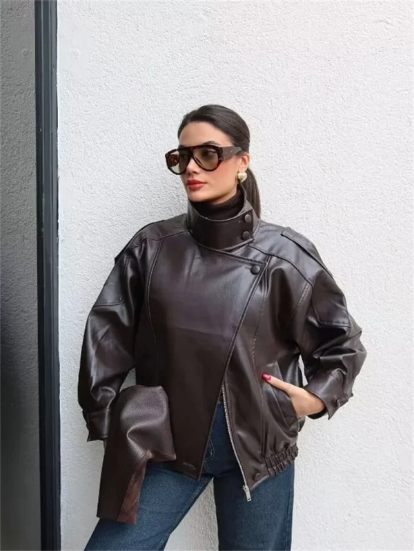 سترة نسائية لخريف 2025 جديدة باللون الأسود بأكمام طويلة من الجلد الصناعي بتصميم دراجة نارية