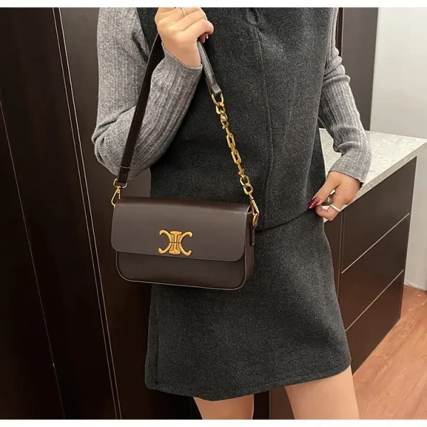 حقيبة كتف مكعبة الشكل، مربعة الشكل مدمجة مع سلسلة مصقولة، تصميم متعدد الاستخدامات للحمل في اتجاهين، مظهر جديد لعام 2026