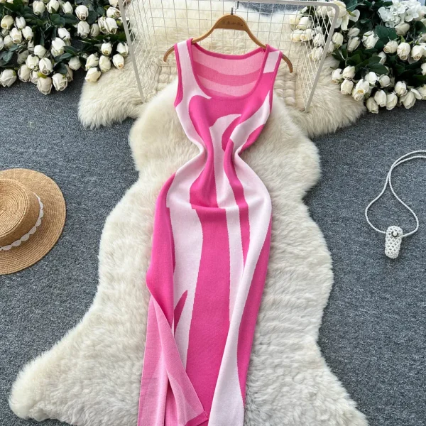 فستان محبوك صيفي جديد للسيدات موضة 2026 بدون أكمام ورقبة دائرية فستان ضيق غير منتظم مخطط عالي الخصر بدون أكمام