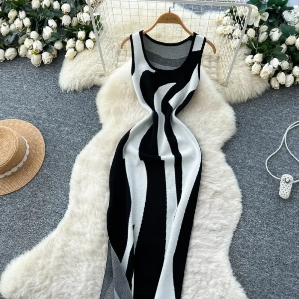 فستان محبوك صيفي جديد للسيدات موضة 2026 بدون أكمام ورقبة دائرية فستان ضيق غير منتظم مخطط عالي الخصر بدون أكمام