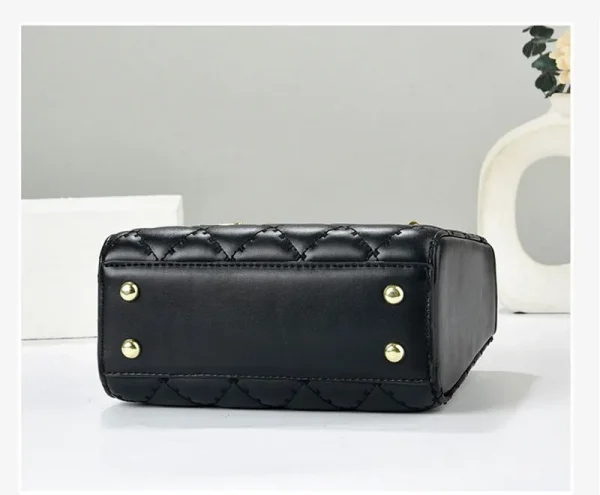 حقائب كتف نسائية جديدة لعام 2025 حقائب كتف نسائية فاخرة ذات تصميم كبير حقيبة كروس عصرية ذات سعة كبيرة